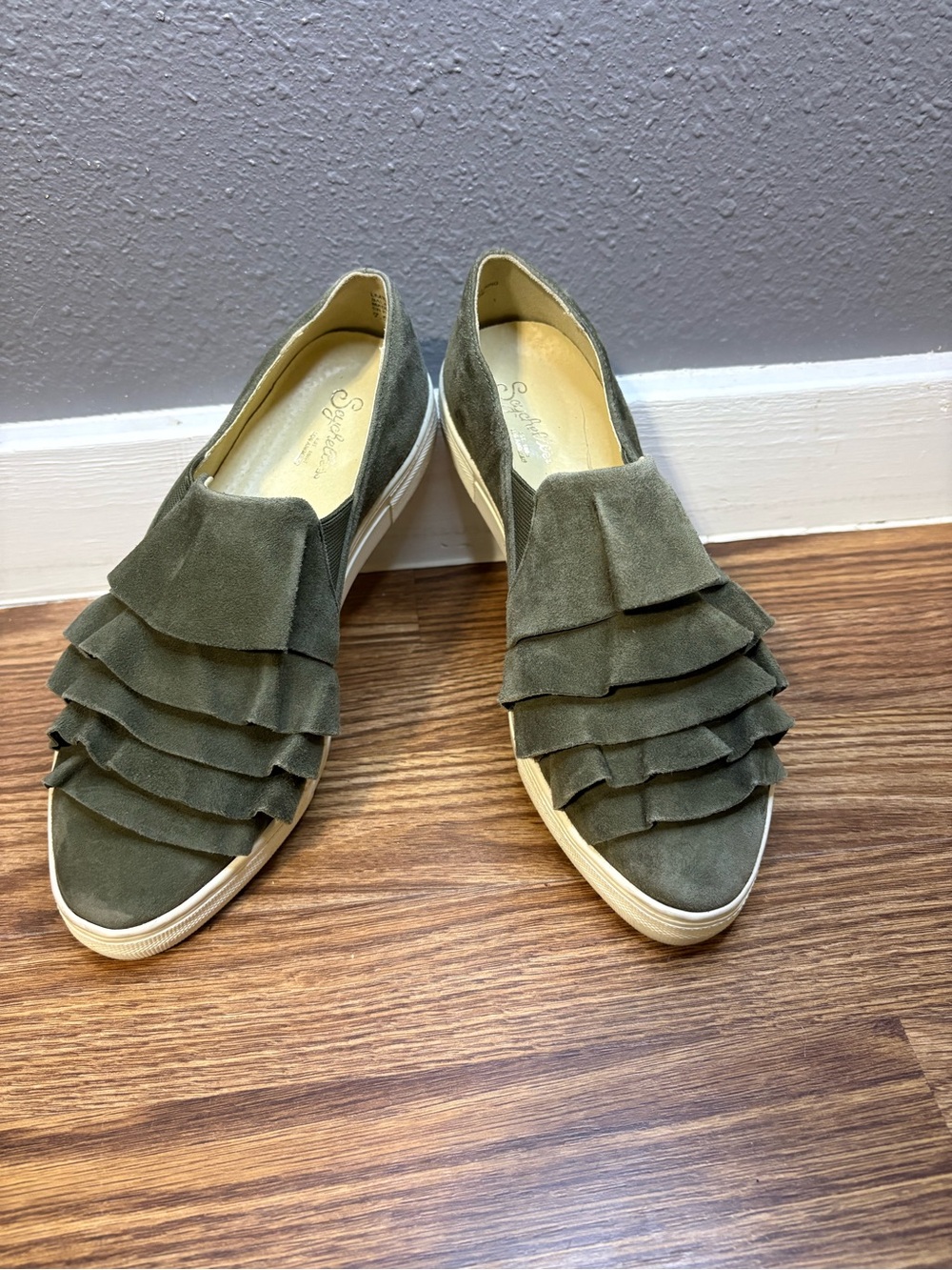 Seychelles Quake Ruffle Suede Slip-On Sneakers tiered ruffle design size 7.5